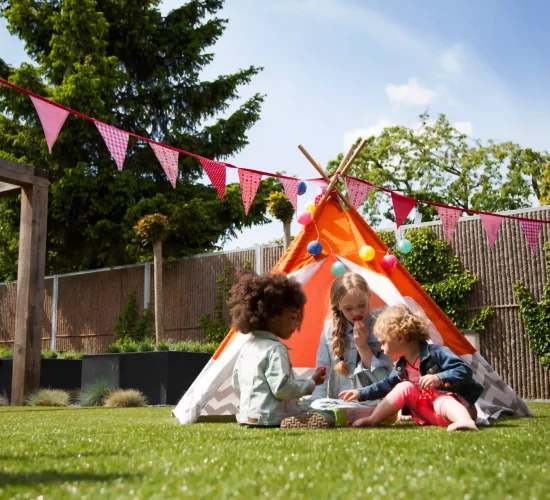Enfants qui jouent sur du gazon synthétique Royal Grass pendant une fête d’anniversaire