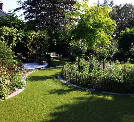 Gazon synthétique Royal Grass dans un jardin très naturel avec beaucoup de plantes