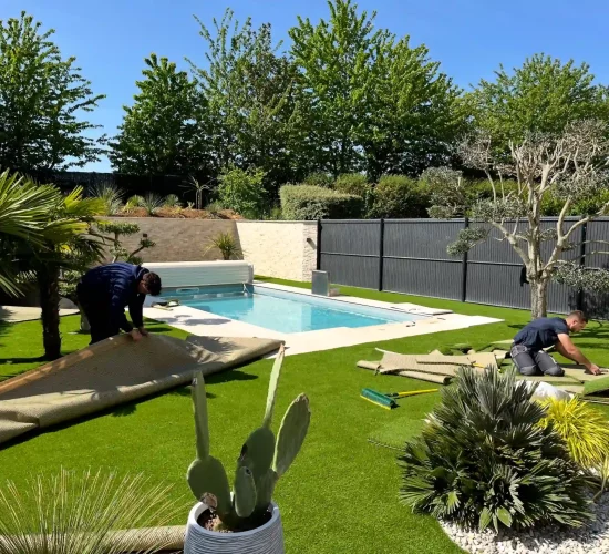 Ouvriers d’Extérieurs en Scène pendant l’installation du gazon synthétique Royal Grass autour d’une piscine